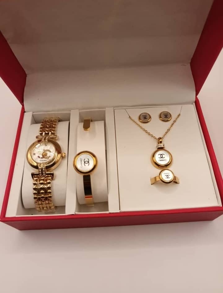 Ensemble de montre et bijoux en or plaqué