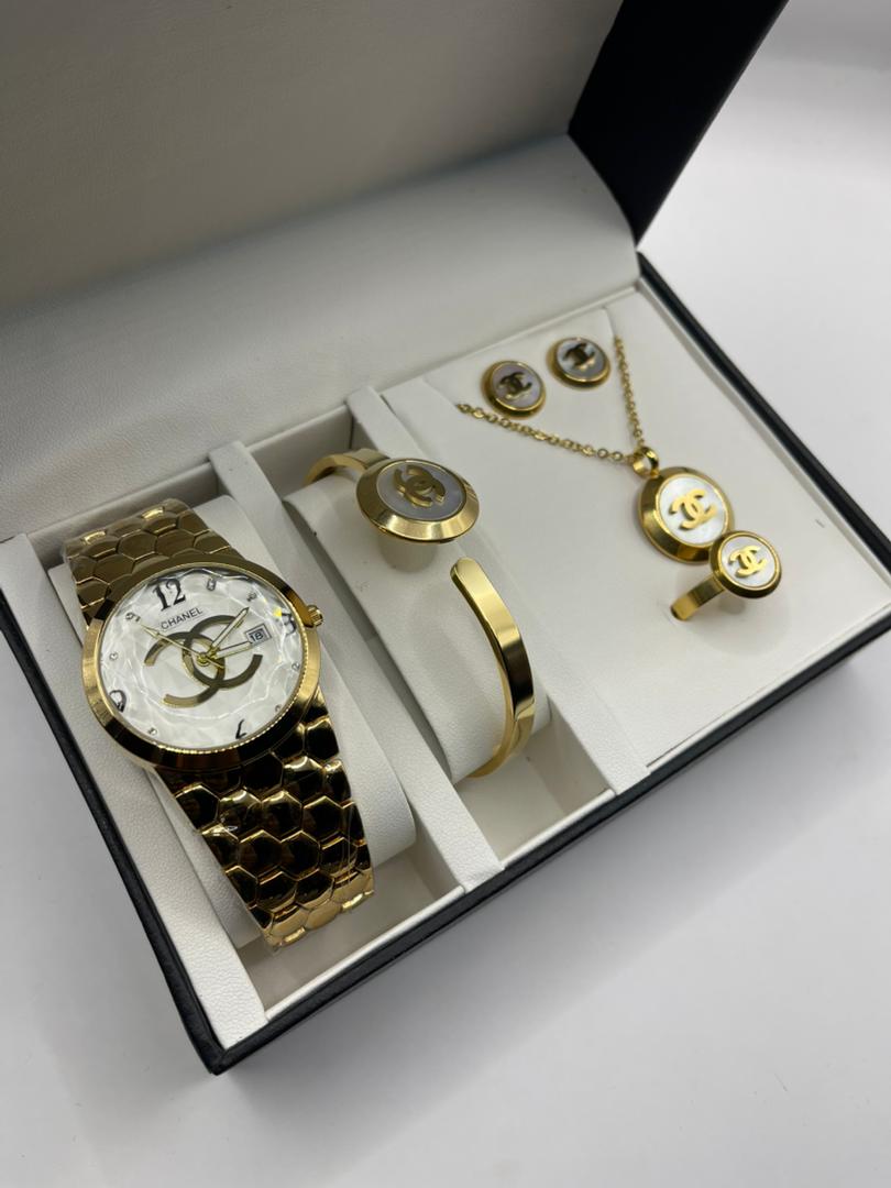 Ensemble de montre et bijoux en or plaqué