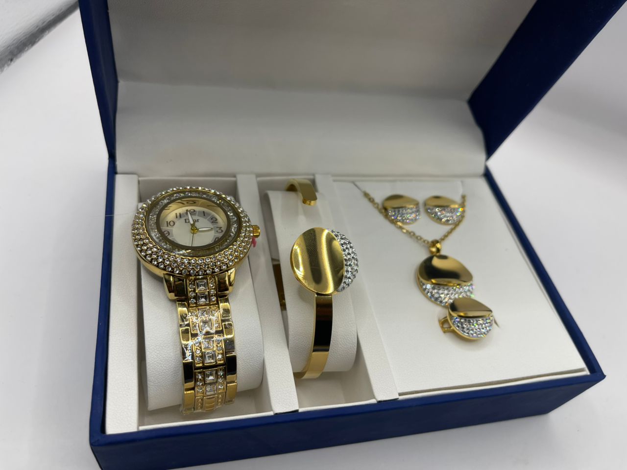 Ensemble de montre et bijoux en or plaqué