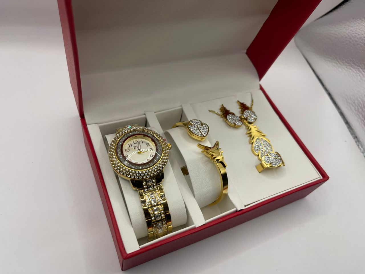 Ensemble de montre et bijoux en or plaqué