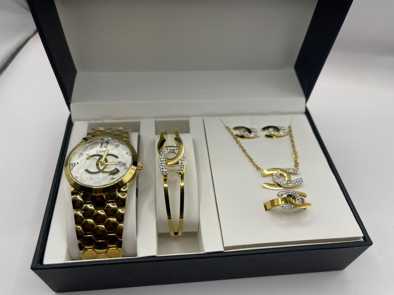 Ensemble de montre et bijoux en or plaqué