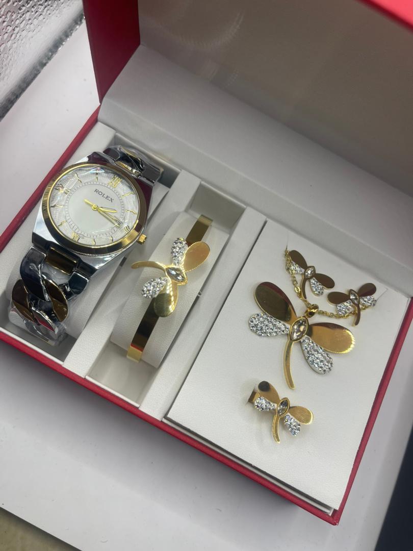 Ensemble de montre et bijoux en or plaqué