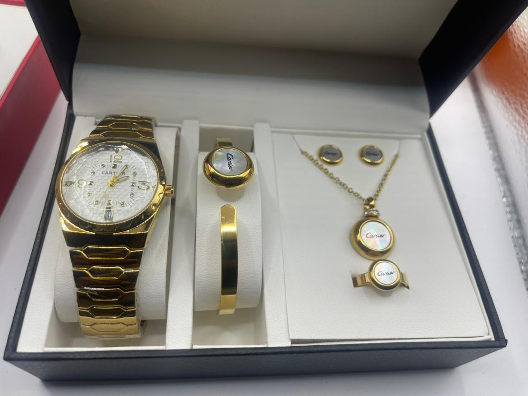Ensemble de montre et bijoux en or plaqué