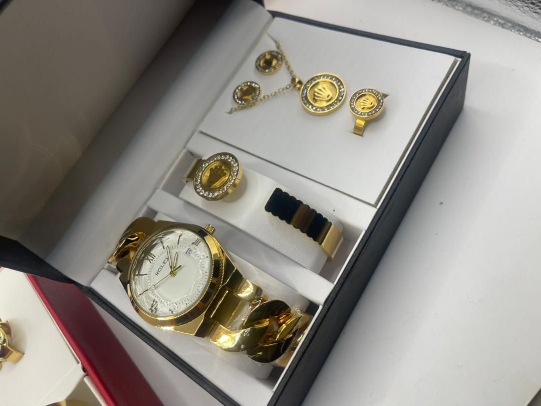 Ensemble de montre et bijoux en or plaqué